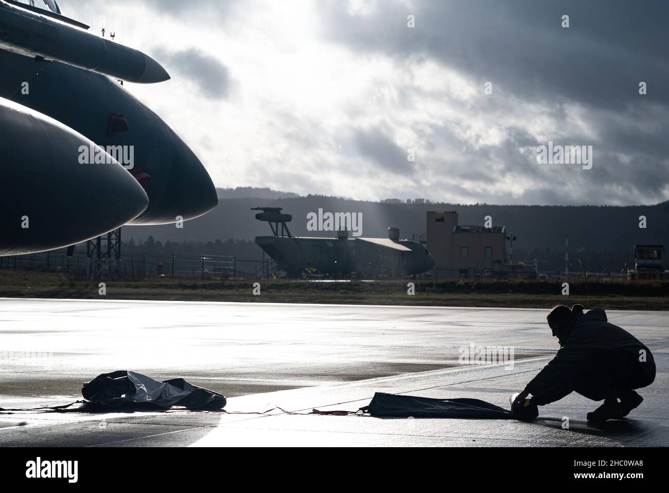Un Airman dell'aeronautica degli Stati Uniti prepara un'aquila F-15C per la partenza alla base aerea di Ramstein, Germania, 7 dicembre 2021. Le squadre di manutenzione combinate, composte da Airmen di Ramstein e Royal Air Force Lakenheath, hanno condotto una formazione di familiarizzazione sull'aeromobile per consentire una forza ben addestrata in tutta Europa. (STATI UNITI Air Force foto di Airman Edgar Grimaldo) Foto Stock