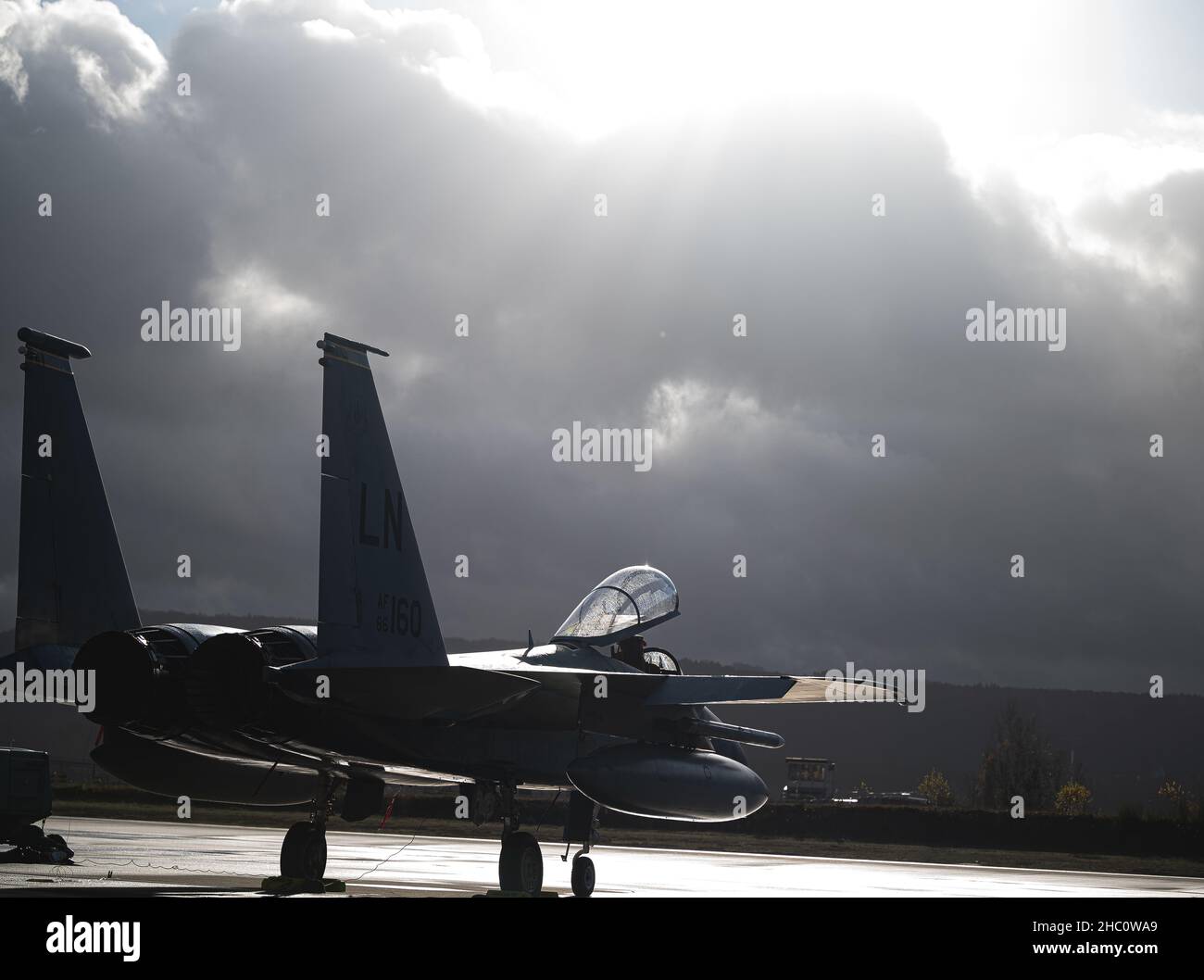 Una US Air Force F-15C Eagle transita attraverso la Ramstein Air base, Germania, per condurre l'addestramento di familiarizzazione, 7 dicembre 2021. Gli airman della Royal Air Force Lakenheath, Inghilterra, hanno collaborato con il personale di Ramstein per fornire un ambiente dinamico e incentrato sulla partnership per rafforzare la formazione e le capacità di manutenzione in tutto il teatro europeo. (STATI UNITI Air Force foto di Airman Edgar Grimaldo) Foto Stock