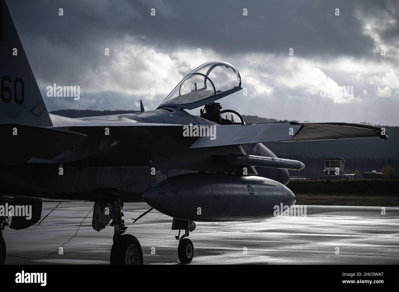 Una US Air Force F-15C Eagle transita attraverso la Ramstein Air base, Germania, per condurre l'addestramento di familiarizzazione, 7 dicembre 2021. Gli airman della Royal Air Force Lakenheath, Inghilterra, hanno collaborato con il personale di Ramstein per fornire un ambiente dinamico e incentrato sulla partnership per rafforzare la formazione e le capacità di manutenzione in tutto il teatro europeo. (STATI UNITI Air Force foto di Airman Edgar Grimaldo) Foto Stock