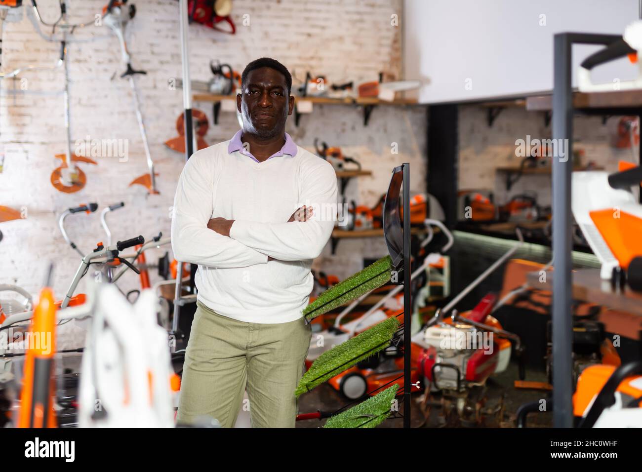 Ritratto di venditore afroamericano al negozio di attrezzi Foto Stock