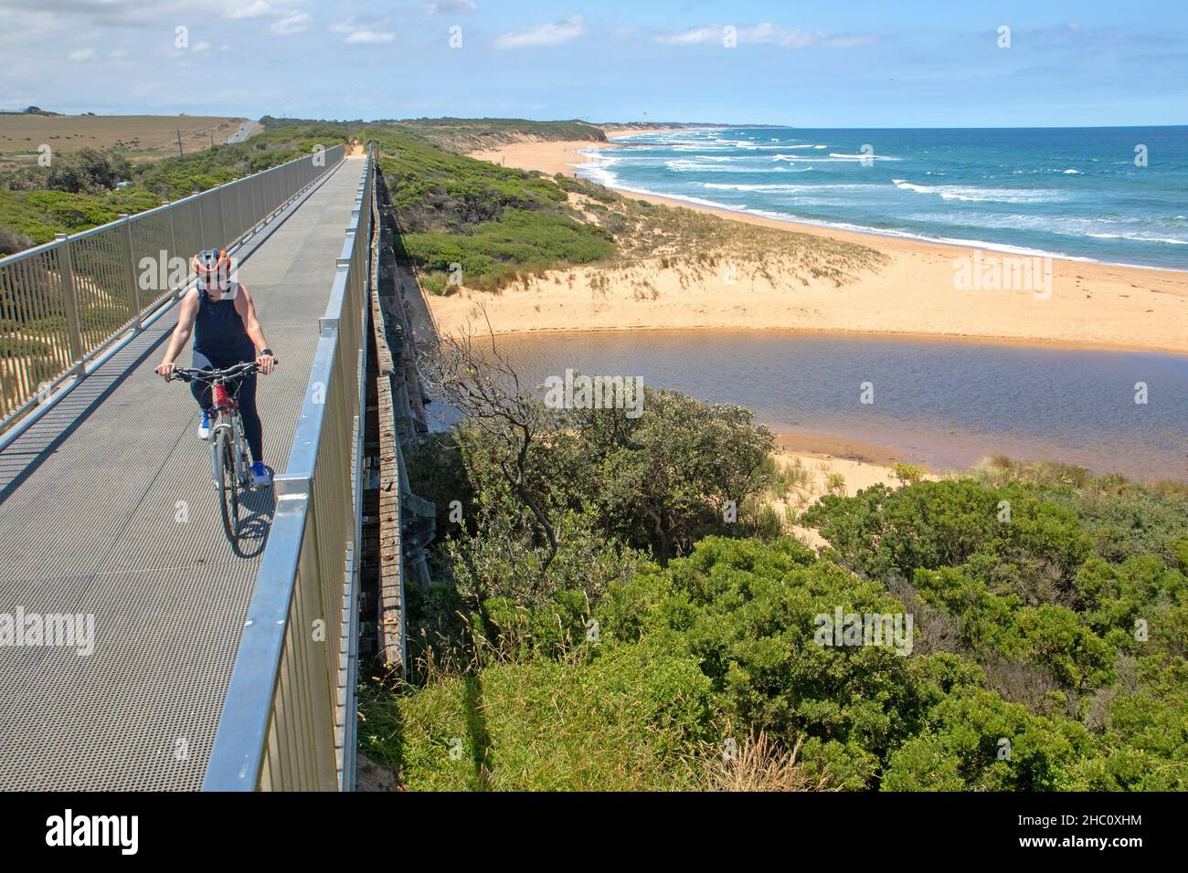 Ponte a traliccio sopra la spiaggia di Kilcunda sul Bass Coast Rail Trail Foto Stock