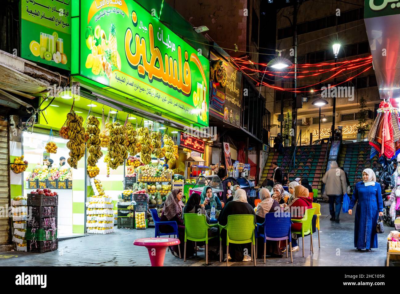 Un gruppo di donne giordane che siedono fuori Da Un Downtown Juice Bar che beve succhi di frutta fresca, Amman, Giordania. Foto Stock