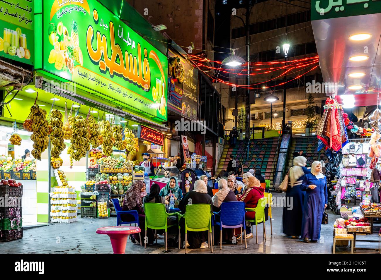 Un gruppo di donne giordane che siedono fuori Da Un Downtown Juice Bar che beve succhi di frutta fresca, Amman, Giordania. Foto Stock