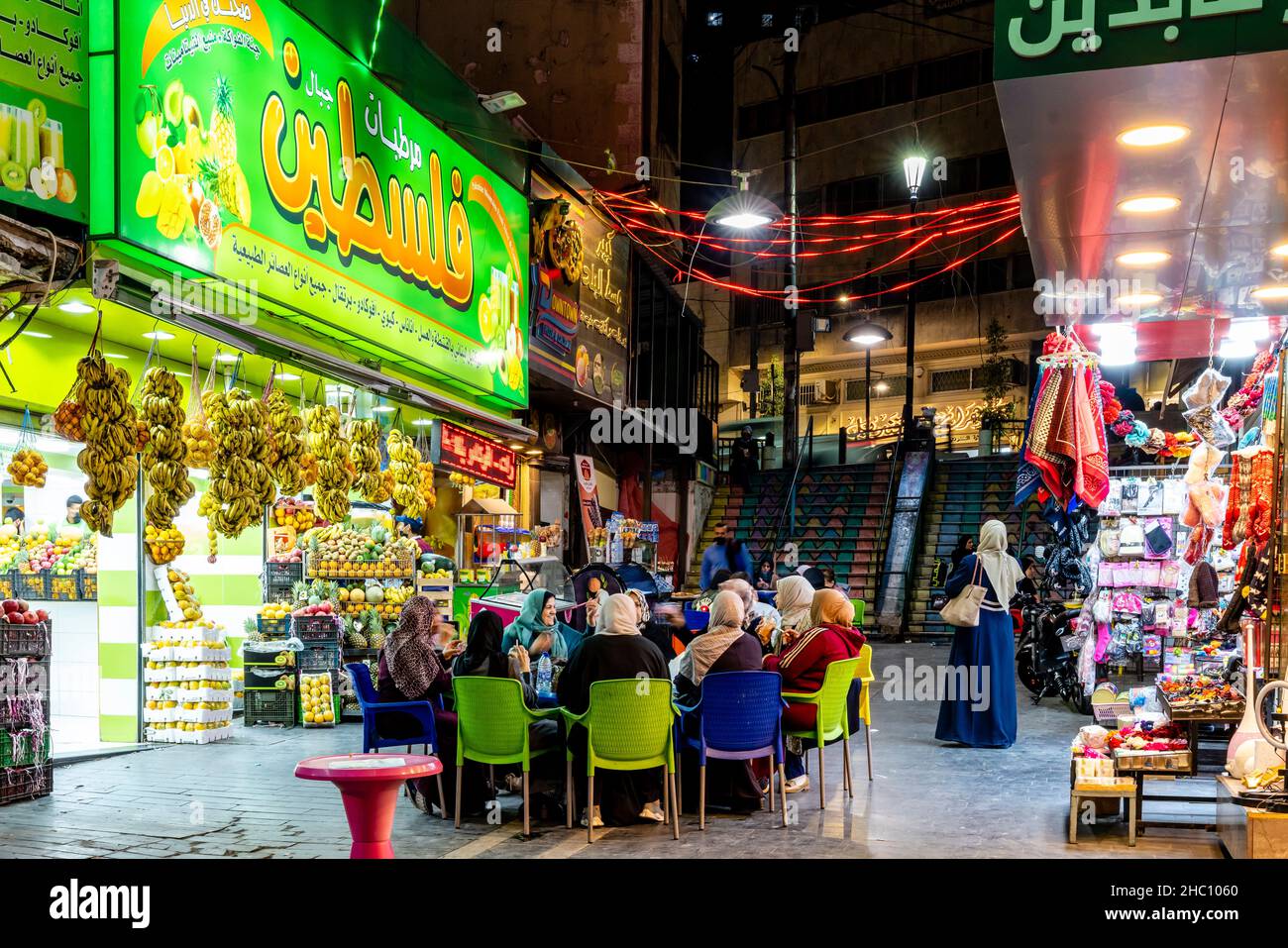 Un gruppo di donne giordane che siedono fuori Da Un Downtown Juice Bar che beve succhi di frutta fresca, Amman, Giordania. Foto Stock