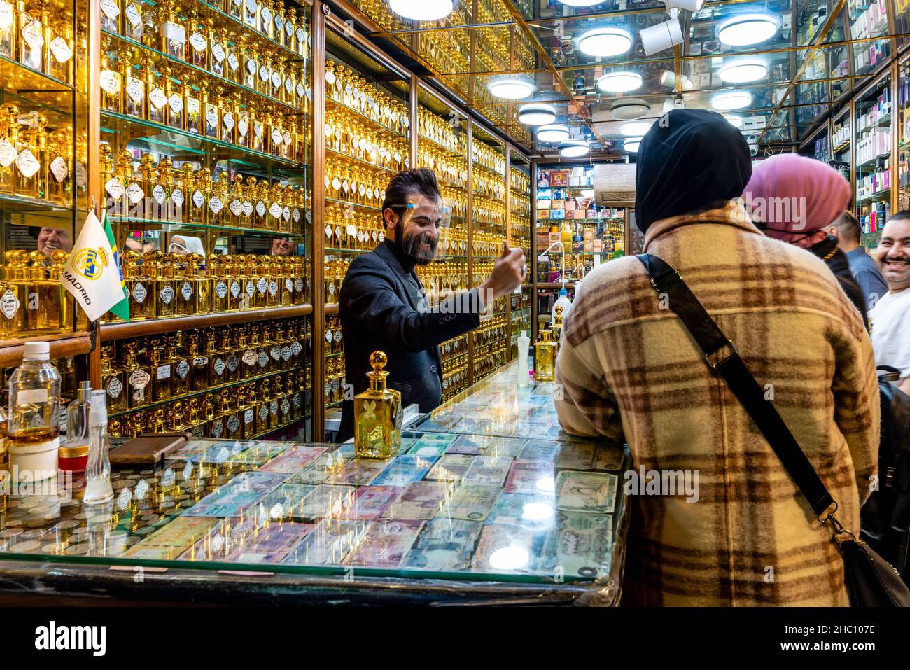 Giovani donne giordane che acquistano profumi/profumi da Un negozio di profumi, Amman, Giordania. Foto Stock