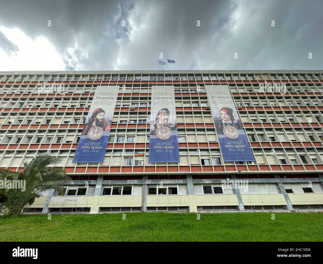 Edifici della pubblica amministrazione decorati con gli Eroi della guerra di indeendenza greca, che celebra i 200 anni dalla rivoluzione greca del 1821 contro Foto Stock