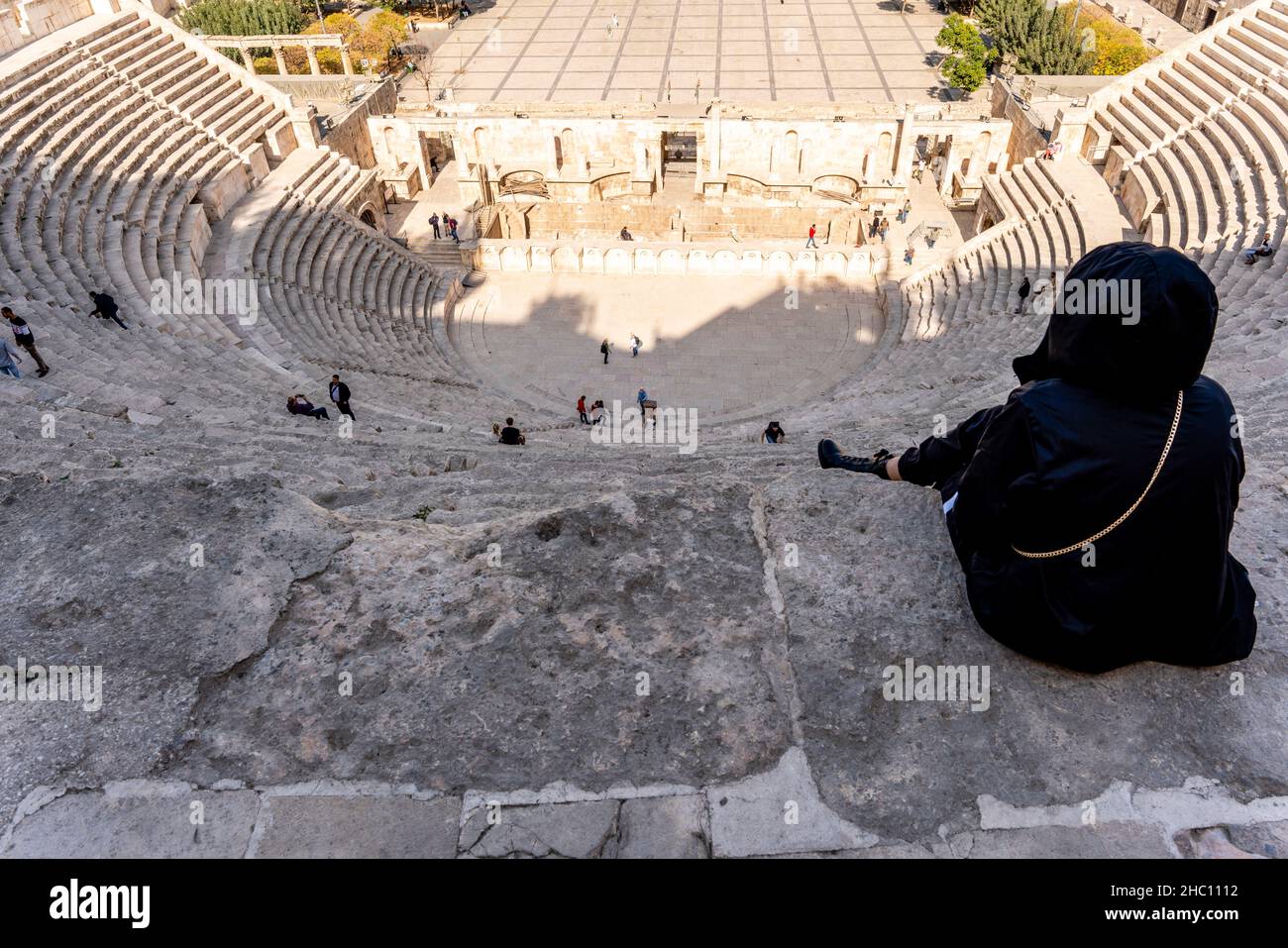 Una giovane donna giordana visitata al Teatro Romano di Amman, Giordania. Foto Stock