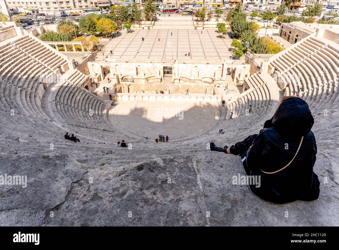 Una giovane donna giordana visitata al Teatro Romano di Amman, Giordania. Foto Stock