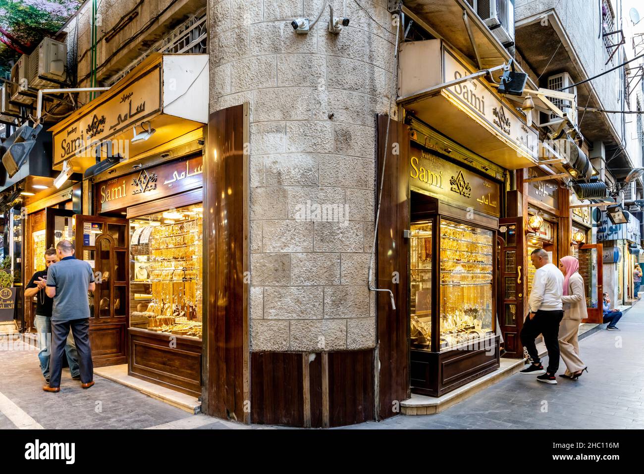 Una giovane coppia giordana che visita Un negozio nel suk d'oro nel centro di Amman, Amman, Giordania. Foto Stock