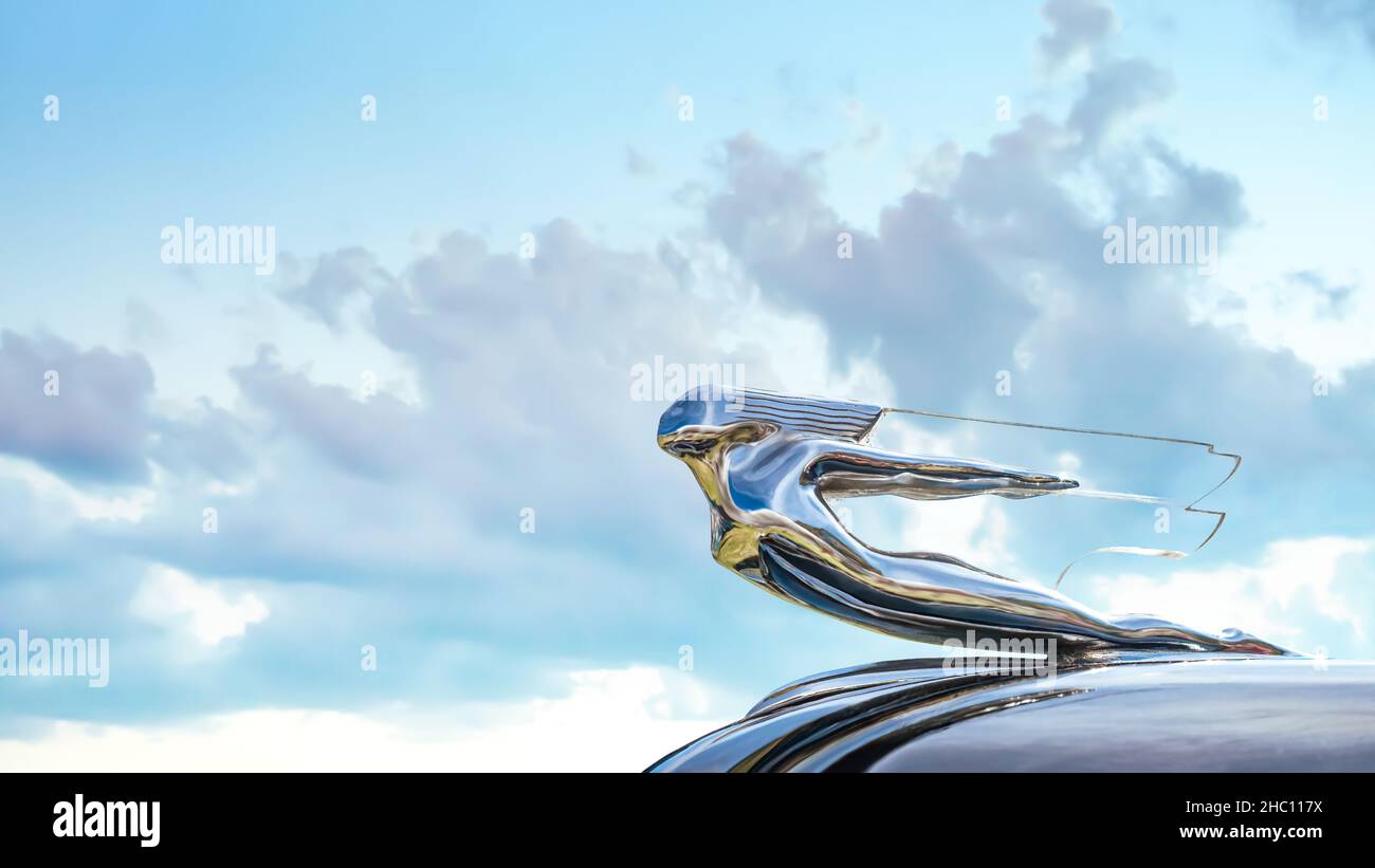 Locomotiva 1940s Chevrolet cappa ornamento visto dal basso con cielo e nuvole sullo sfondo Foto Stock