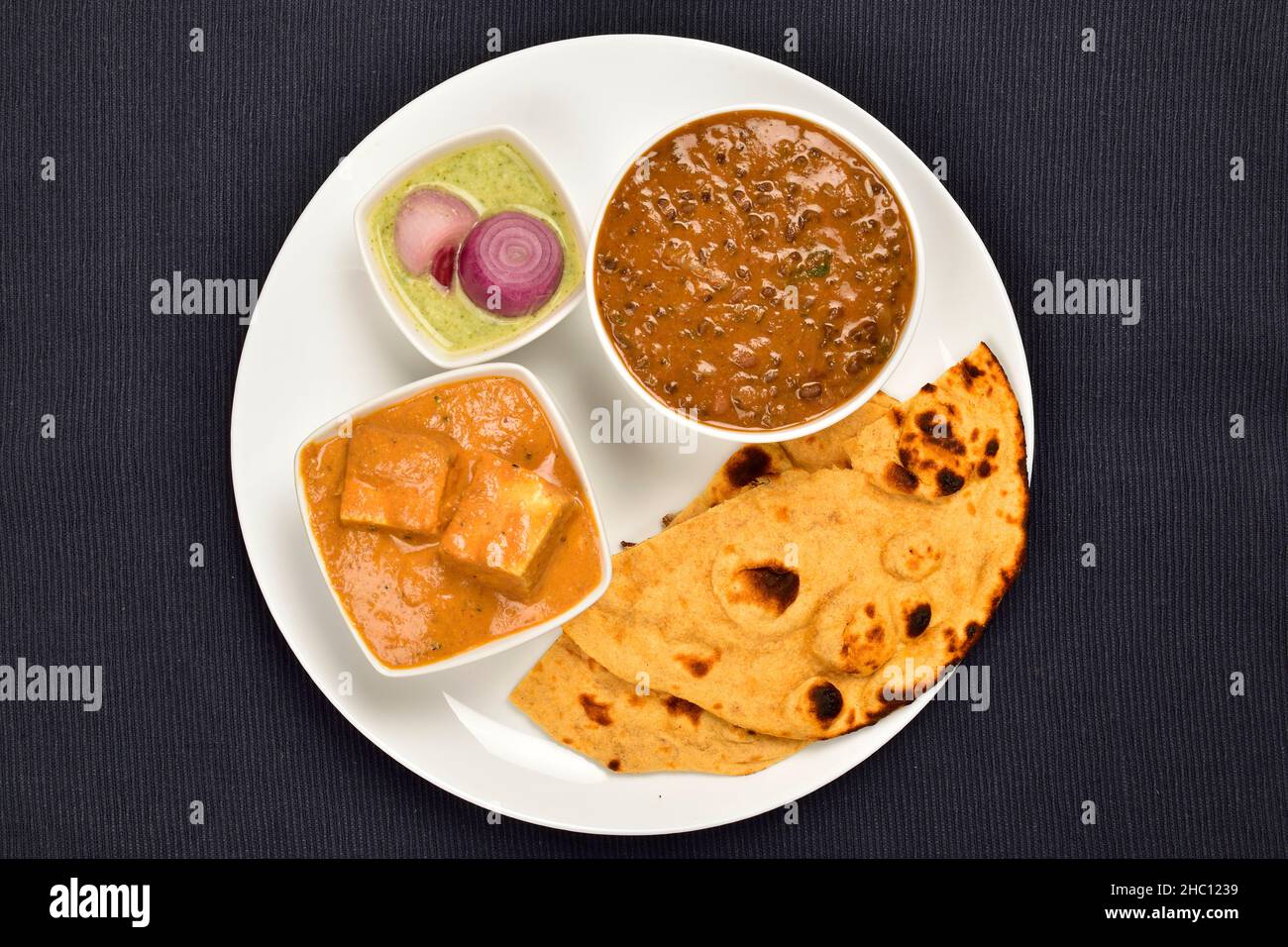 Shahi Paneer e dal Makhani serviti con misti Roti e Chutney Pyaz, cucina dell'India settentrionale Foto Stock