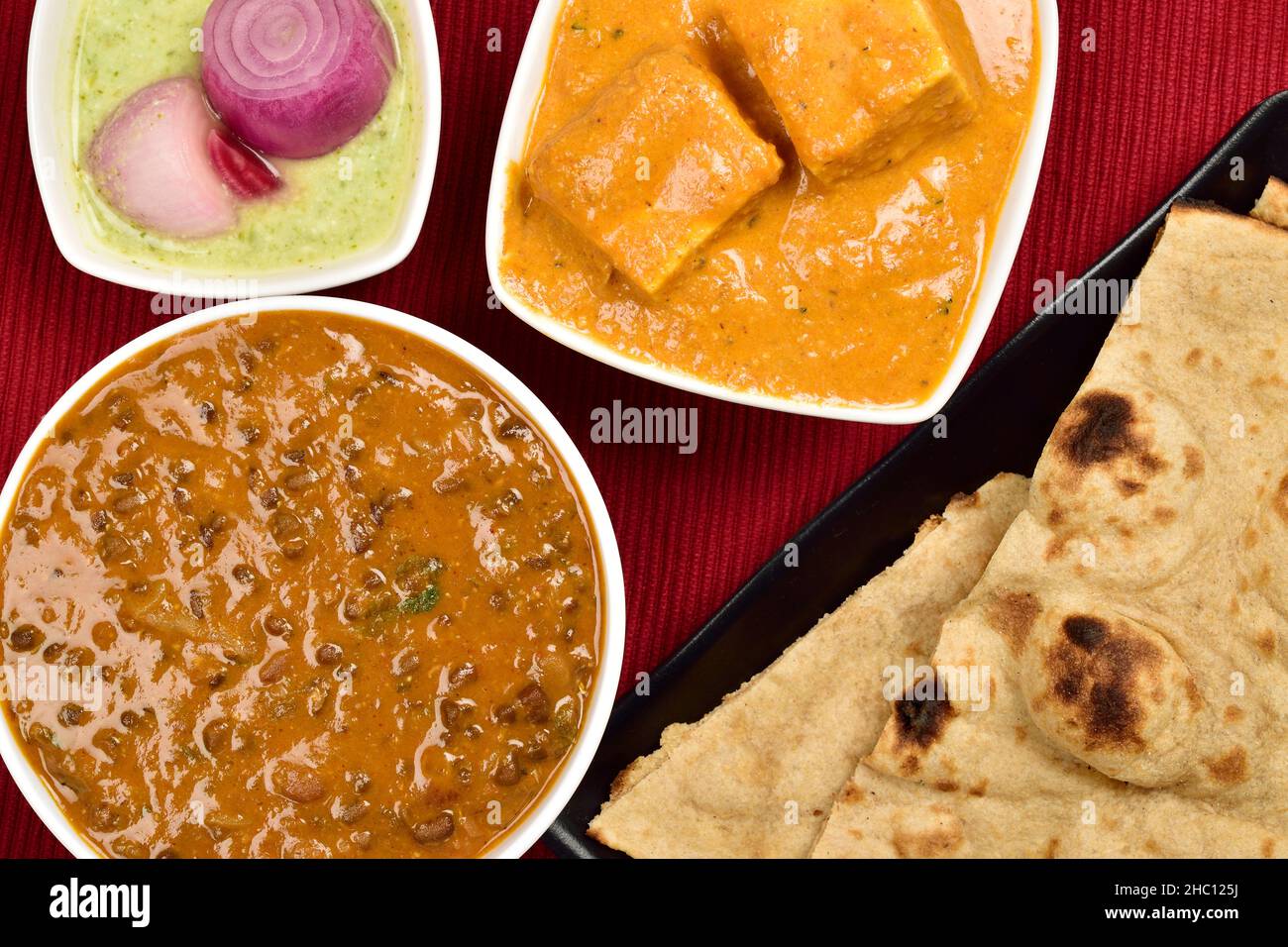 Piatto principale cucina indiana, Paneer Butter Masala, dal Makhani con Tandoori Roti servito con cipolla Chutney Pudina Foto Stock