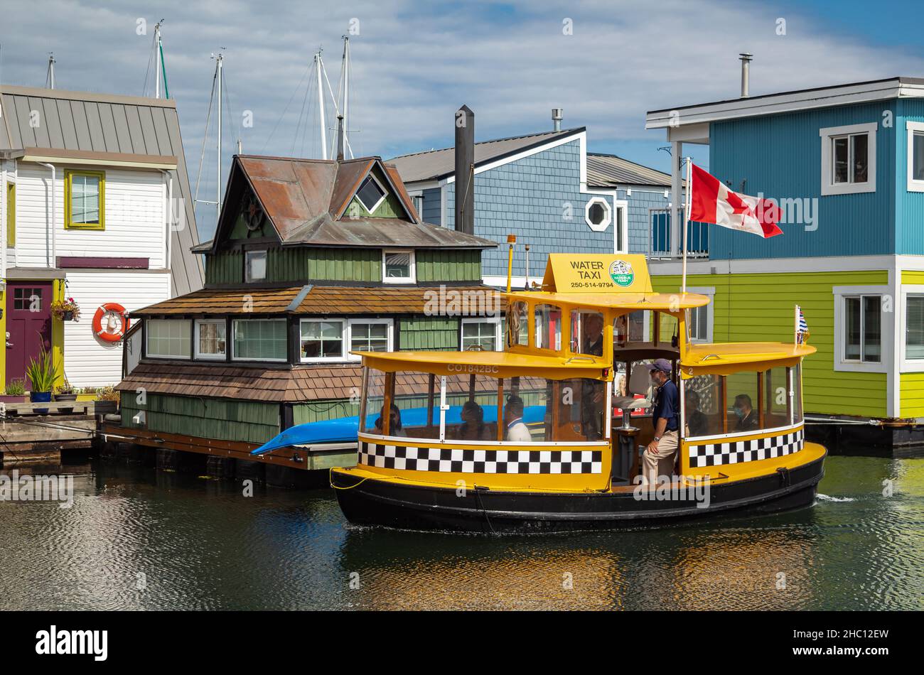 Galleggiante Casa Village Case colorate e taxi d'acqua. Fisherman's Wharf Reflection Inner Harbor, Victoria BC, Canada Pacific Northwest. L'area ha f Foto Stock