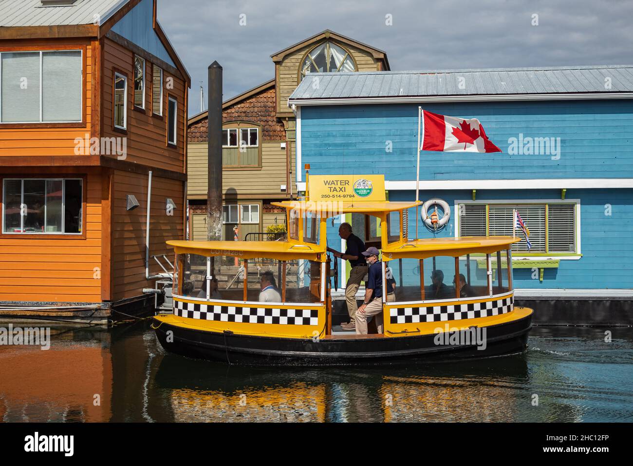 Galleggiante Casa Village Case colorate e taxi d'acqua. Fisherman's Wharf Reflection Inner Harbor, Victoria BC, Canada Pacific Northwest. L'area ha f Foto Stock