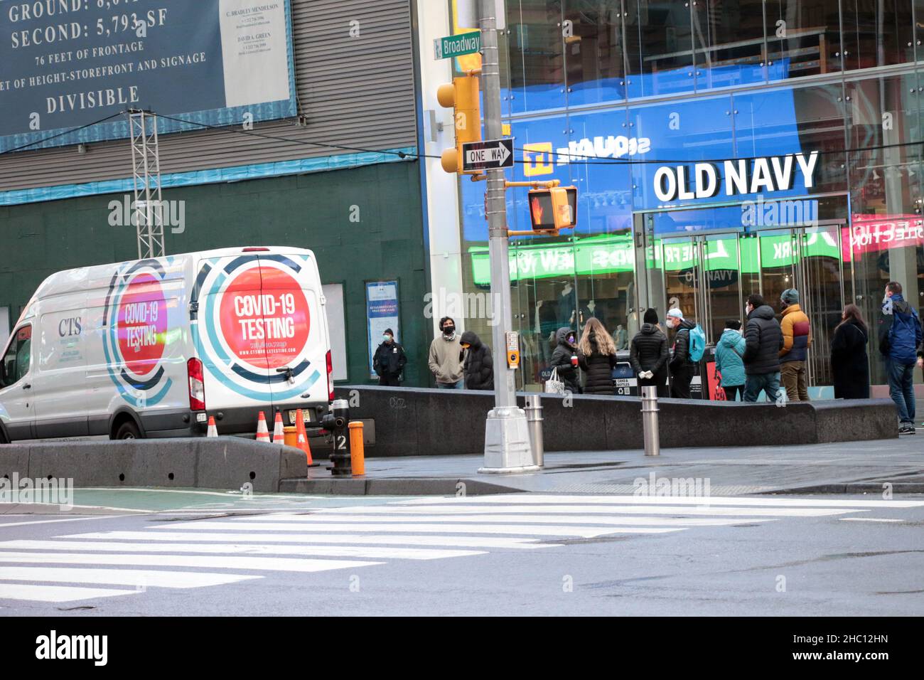 New York, NY, USA. 22nd Dic 2021. I newyorkesi formano delle linee per i test Covid a Times Square mentre la variante Omicron colpisce l'area tri-state, con un numero record di casi rispetto alla scorsa settimana del 22 dicembre 2021 a New York City. Credit: RW/Media Punch/Alamy Live News Foto Stock
