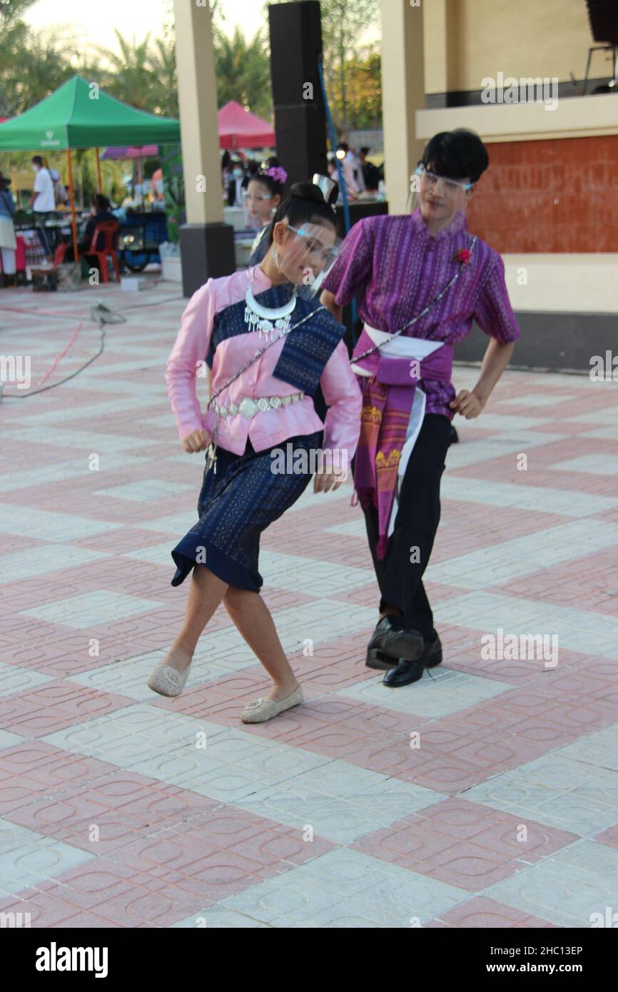 Immagini della Thailandia nord-orientale conosciuta come regione di Esa o Isaan. Forti tradizioni culturali in un ambiente rurale. Colorato e eccentrico, bello e unico. Foto Stock