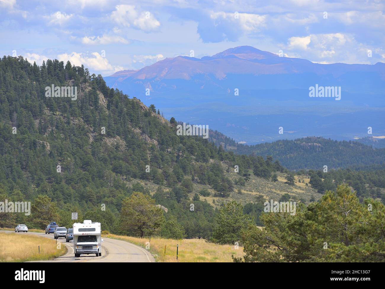 Vista panoramica dal Passo Wilkerson verso la cima del picco di Pikes, autostrada 24 CO Foto Stock