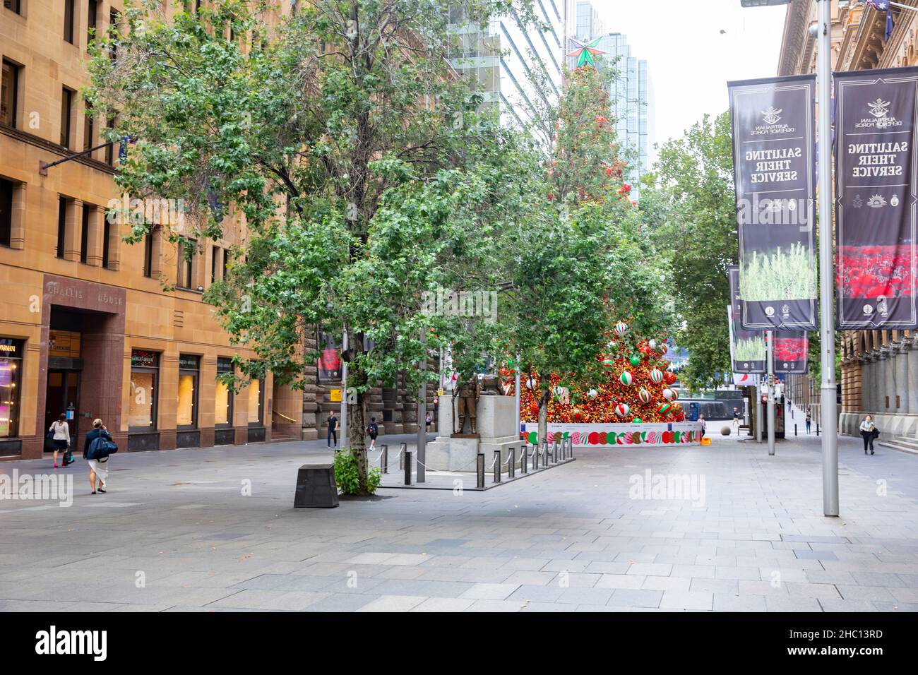 Quando il nuovo Galles del Sud raggiunge un nuovo record giornaliero di 5715 custodie Covid 19 e l'uso di maschere al chiuso diventa nuovamente obbligatorio, le strade del centro di Sydney e i negozi rimangono in gran parte abbandonati nella corsa fino a Natale con molte persone che scelgono di rimanere a casa, il centro di Sydney. Credit: Martin Berry @ Alamy Live News. Foto Stock