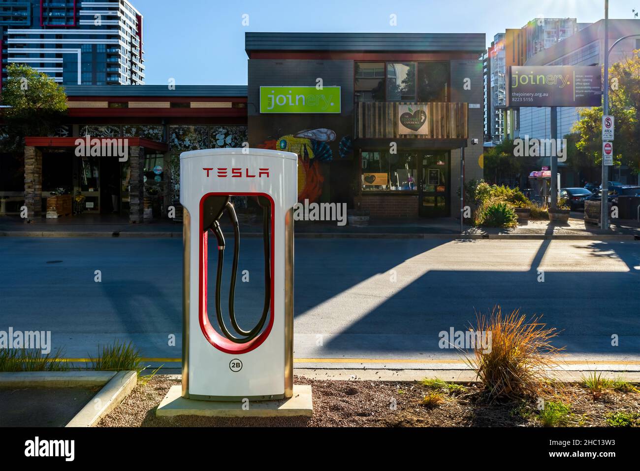Adelaide CBD, Australia - 4 aprile 2021: Stazione di ricarica gratuita Tesla Super Charger EV nel centro della città di Franklin Street in un giorno Foto Stock