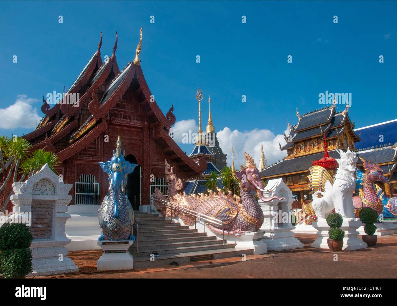 Thailandia: Hatsadiling (mezzo uccello, mezzo elefante) a Wat Ban Den, Ban Inthakin, distretto di Mae Taeng, Chiang mai. Il Wat Ban Den, noto anche come Wat Bandensali si Mueang Kaen, è un grande complesso di templi buddisti a nord della città di Chiang mai, nel nord della Thailandia. Foto Stock