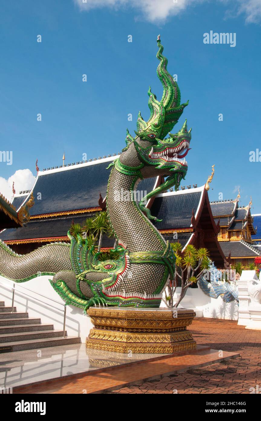 Thailandia: Un naga (serpente mitico) emerge dalla bocca di un makara (creatura marina mitica), Wat Ban Den, Ban Inthakin, Mae Taeng District, Chiang mai. Il Wat Ban Den, noto anche come Wat Bandensali si Mueang Kaen, è un grande complesso di templi buddisti a nord della città di Chiang mai, nel nord della Thailandia. Foto Stock