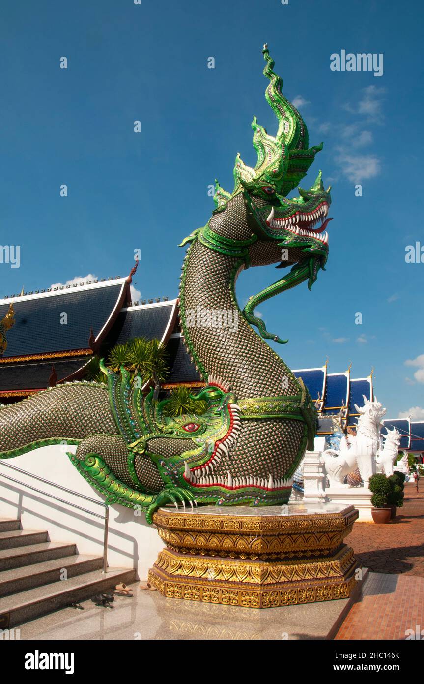 Thailandia: Un naga (serpente mitico) emerge dalla bocca di un makara (creatura marina mitica), Wat Ban Den, Ban Inthakin, Mae Taeng District, Chiang mai. Il Wat Ban Den, noto anche come Wat Bandensali si Mueang Kaen, è un grande complesso di templi buddisti a nord della città di Chiang mai, nel nord della Thailandia. Foto Stock