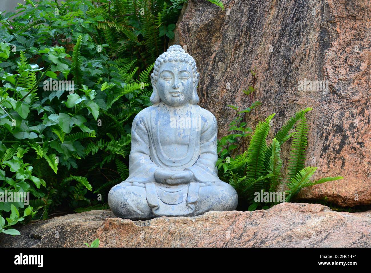 Buddha su una roccia Foto Stock