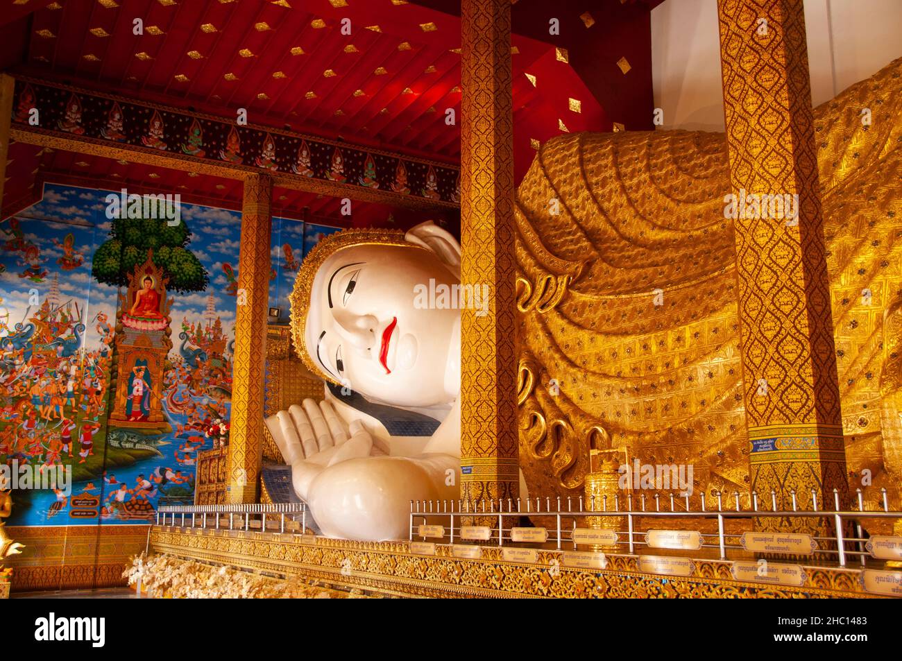 Thailandia: Buddha reclinato, Wat Ban Den, Ban Inthakin, distretto di Mae Taeng, Chiang mai. Il Wat Ban Den, noto anche come Wat Bandensali si Mueang Kaen, è un grande complesso di templi buddisti a nord della città di Chiang mai, nel nord della Thailandia. Foto Stock