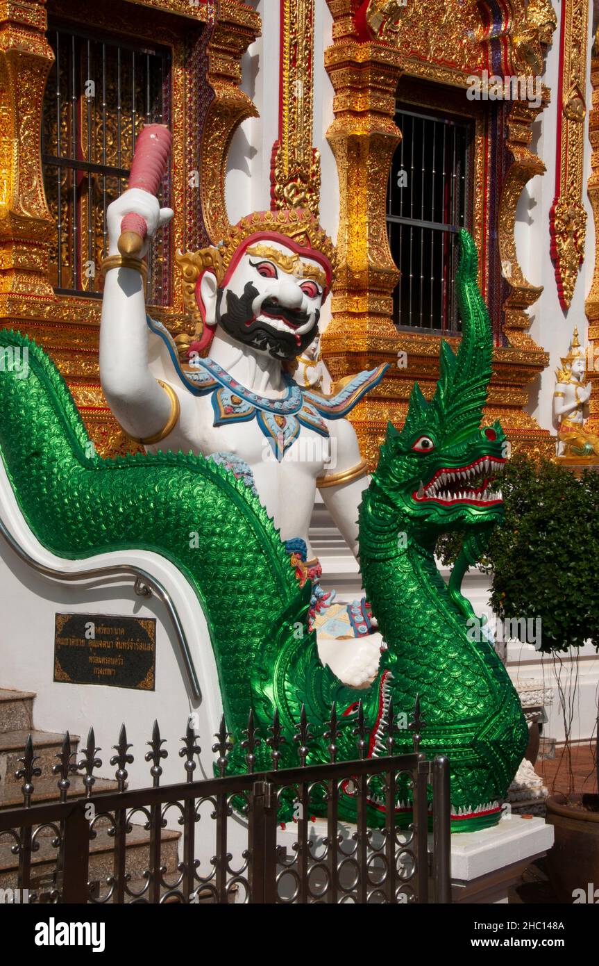 Thailandia: Naga (serpente mitico) e custode del tempio di Yaksha, Wat Ban Den, Ban Inthakin, distretto di Mae Taeng, Chiang mai. Il Wat Ban Den, noto anche come Wat Bandensali si Mueang Kaen, è un grande complesso di templi buddisti a nord della città di Chiang mai, nel nord della Thailandia. Foto Stock
