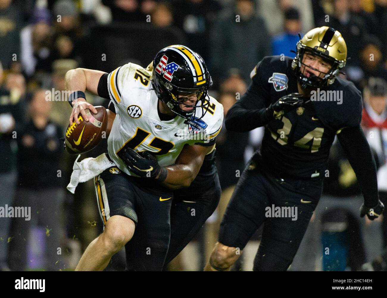 Fort Worth, Texas, Stati Uniti. 22nd Dic 2021. Missouri Tigers quarterback Brady Cook (12) è saccheggiata dal linebacker Army Black Knights Arik Smith (53) durante la metà del 2nd della partita dell'NCAA Football Armed Forces Bowl tra le Missouri Tigers e i Cavalieri neri dell'esercito all'Amon G. carter Stadium di Fort Worth, Texas. Matthew Lynch/CSM/Alamy Live News Foto Stock