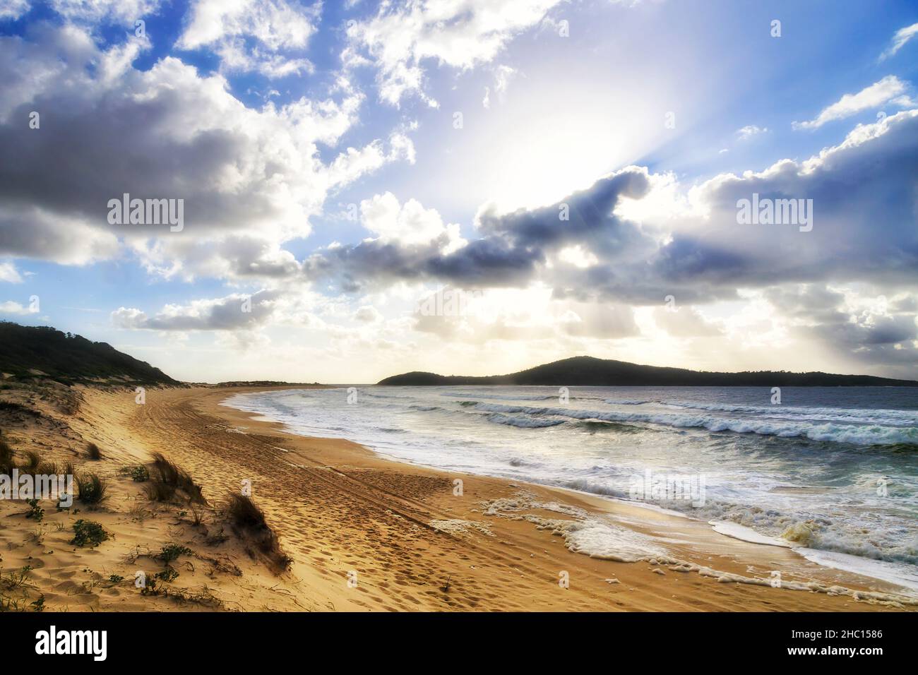 Dune di sabbia sulla spiaggia di Fingal della baia di Fingal verso l'isola di Shark al parco nazionale di Tomaree nella costa di Port Stephens dell'Australia. Foto Stock