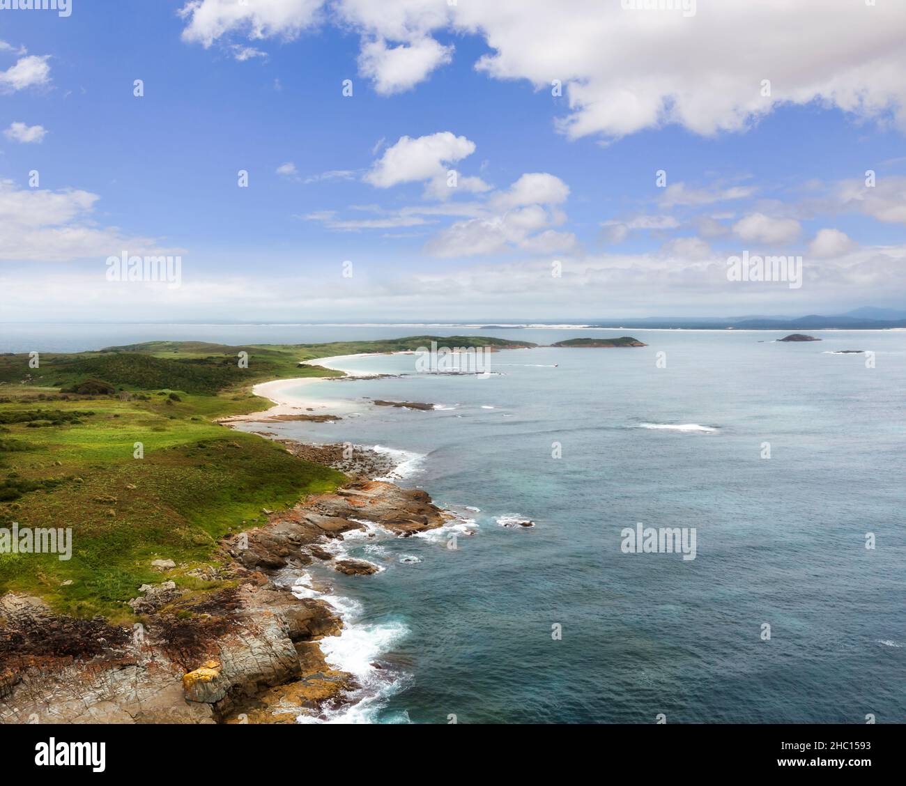 Frastagliata costa dell'isola di Broughton sulla costa del pacifico australiano in mare aereo verso terra. Foto Stock