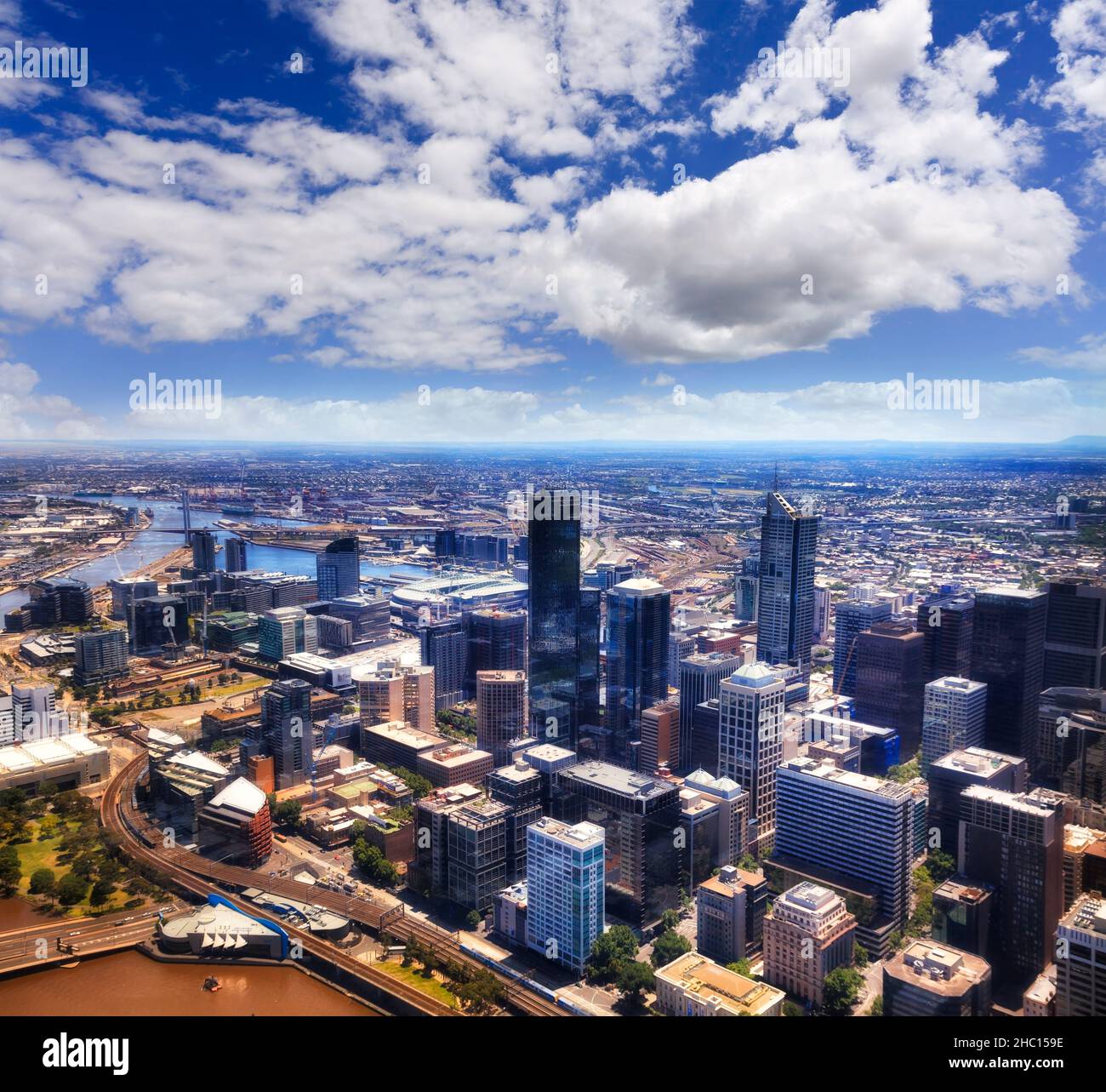Vista panoramica dell'architettura urbana della città di Melbourne sulle rive del fiume Yarra fino ai Docklands Foto Stock