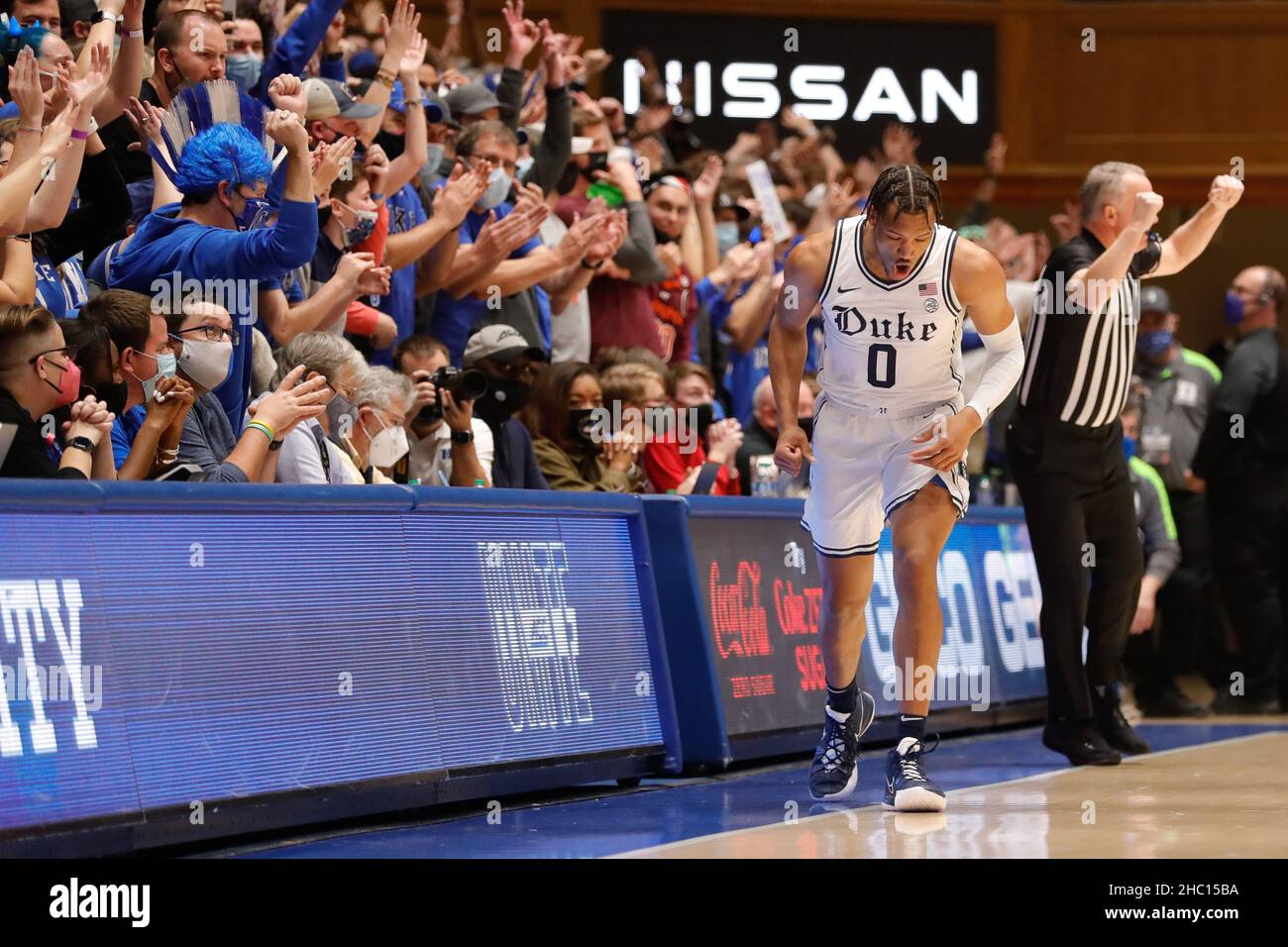 22 dicembre 2021: Duke Blue Devils Forward Wendell Moore Jr. (0) celebra un cestino di tre punti durante la partita di pallacanestro NCAA tra i Virginia Tech Hokies e i Duke Blue Devils al Cameron Indoor Stadium di Durham, North Carolina. Greg Atkins/CSM Foto Stock