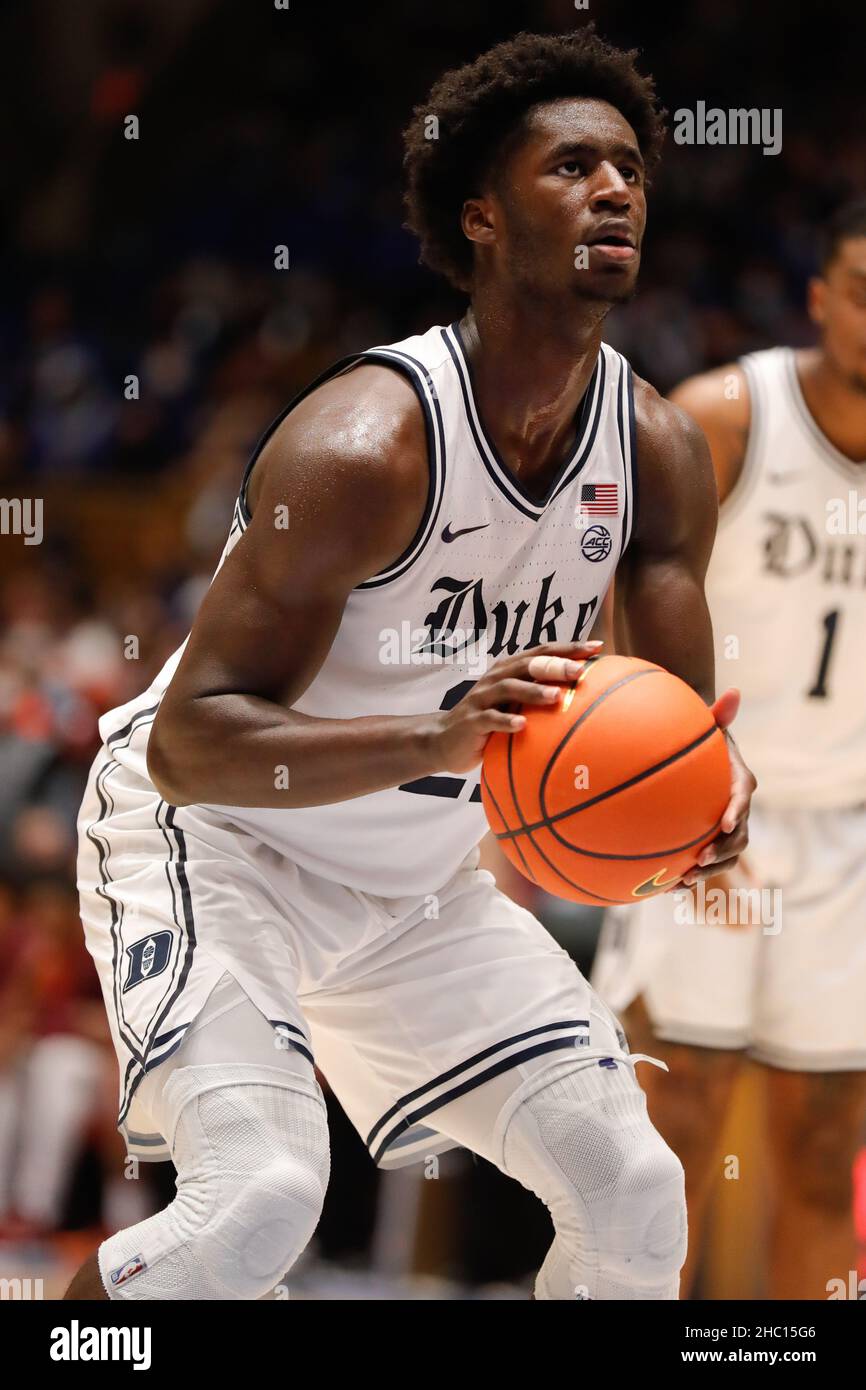 22 dicembre 2021: Duke Blue Devils Forward A.J. Griffin (21) alla linea di tiro libera durante la partita di pallacanestro NCAA tra i Virginia Tech Hokies e il Duke Blue Devils al Cameron Indoor Stadium a Durham, North Carolina. Greg Atkins/CSM Foto Stock