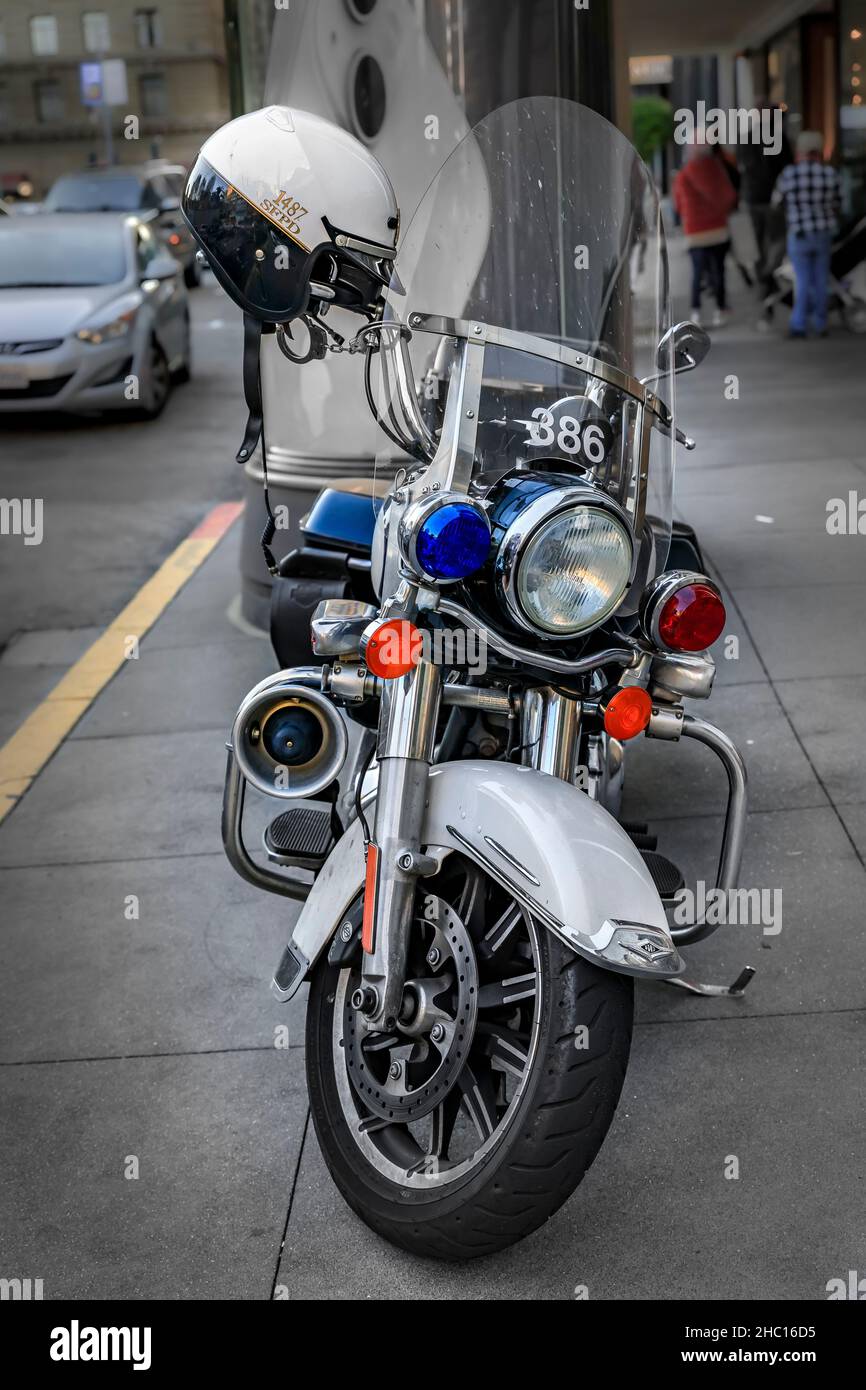 San Francisco, USA - 18 dicembre 2021: Speciale motocicletta Harley Davidson della polizia con un casco ufficiale parcheggiato su Union Square Foto Stock