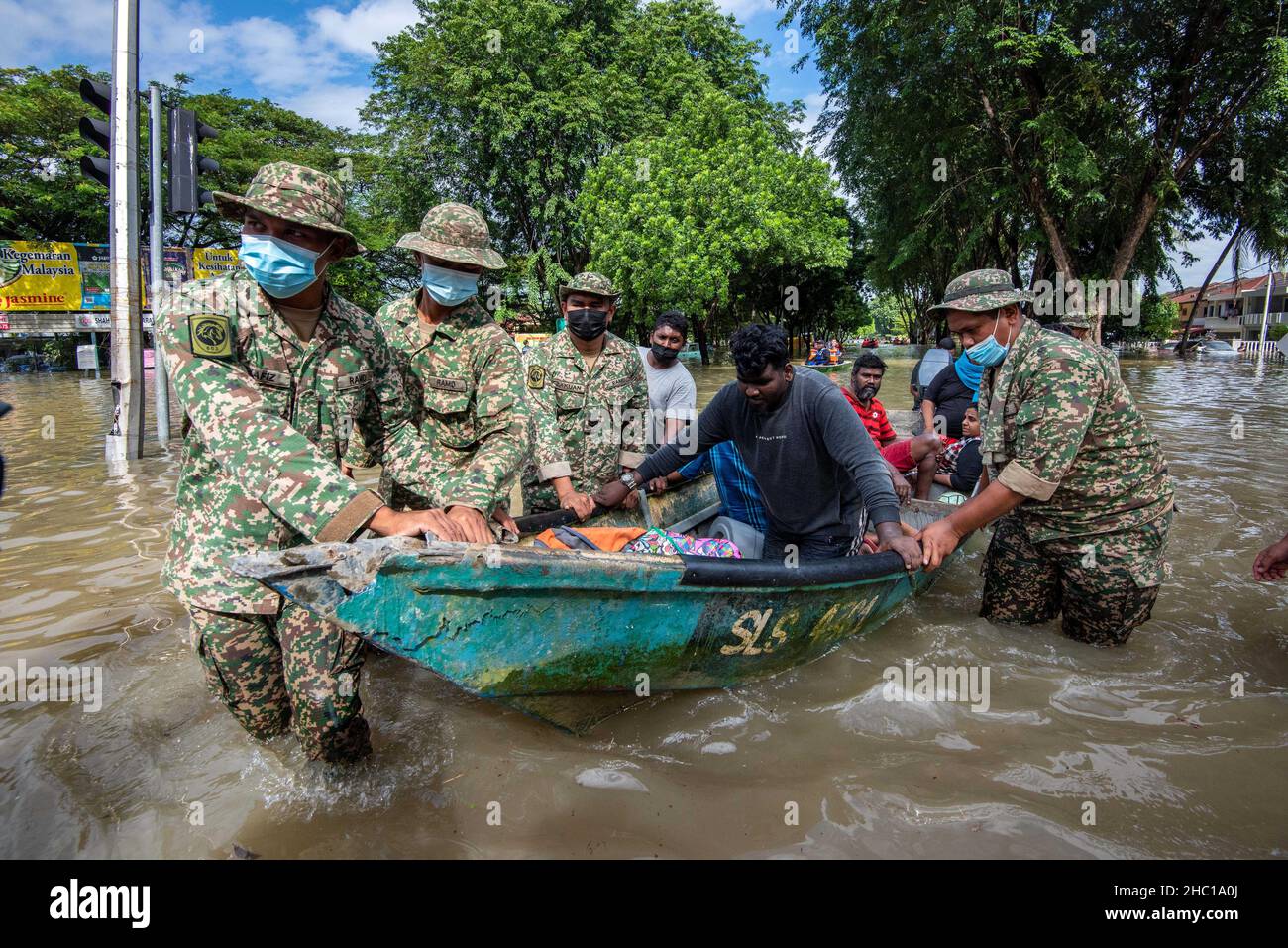 Selangor, Malesia. 20th Dic 2021. I soccorritori evacuano le vittime delle inondazioni a Shah Alam, Selangor, Malesia, 20 dicembre 2021. A partire da lunedì, le autorità dello stato di Selangor hanno dichiarato che otto persone sono morte a causa di gravi inondazioni in Malesia. Credit: Chong Voon Chung/Xinhua/Alamy Live News Foto Stock