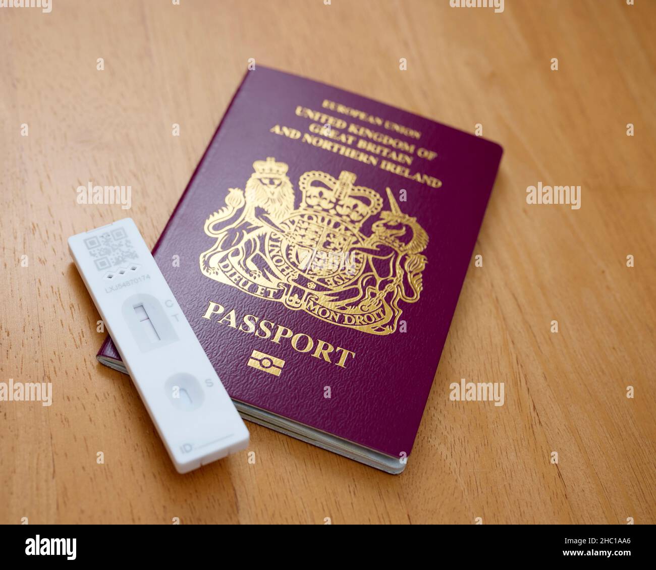 Test laterale Passport e Covid Foto Stock