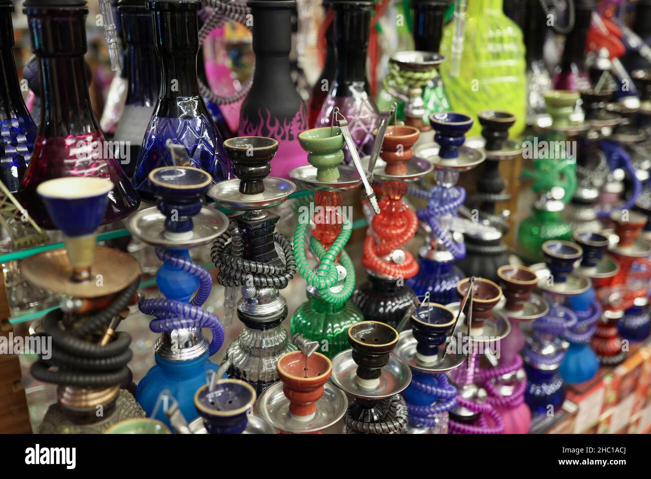 Tradizionali tubi shisha hookah arabic per la vendita sul mercato di strada Foto Stock