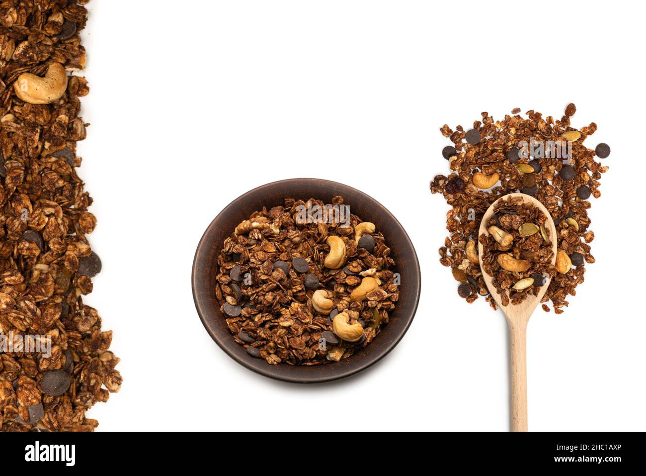 Cereali al cioccolato con noci in un cucchiaio di legno. Isolato su bacckground bianco. Foto Stock