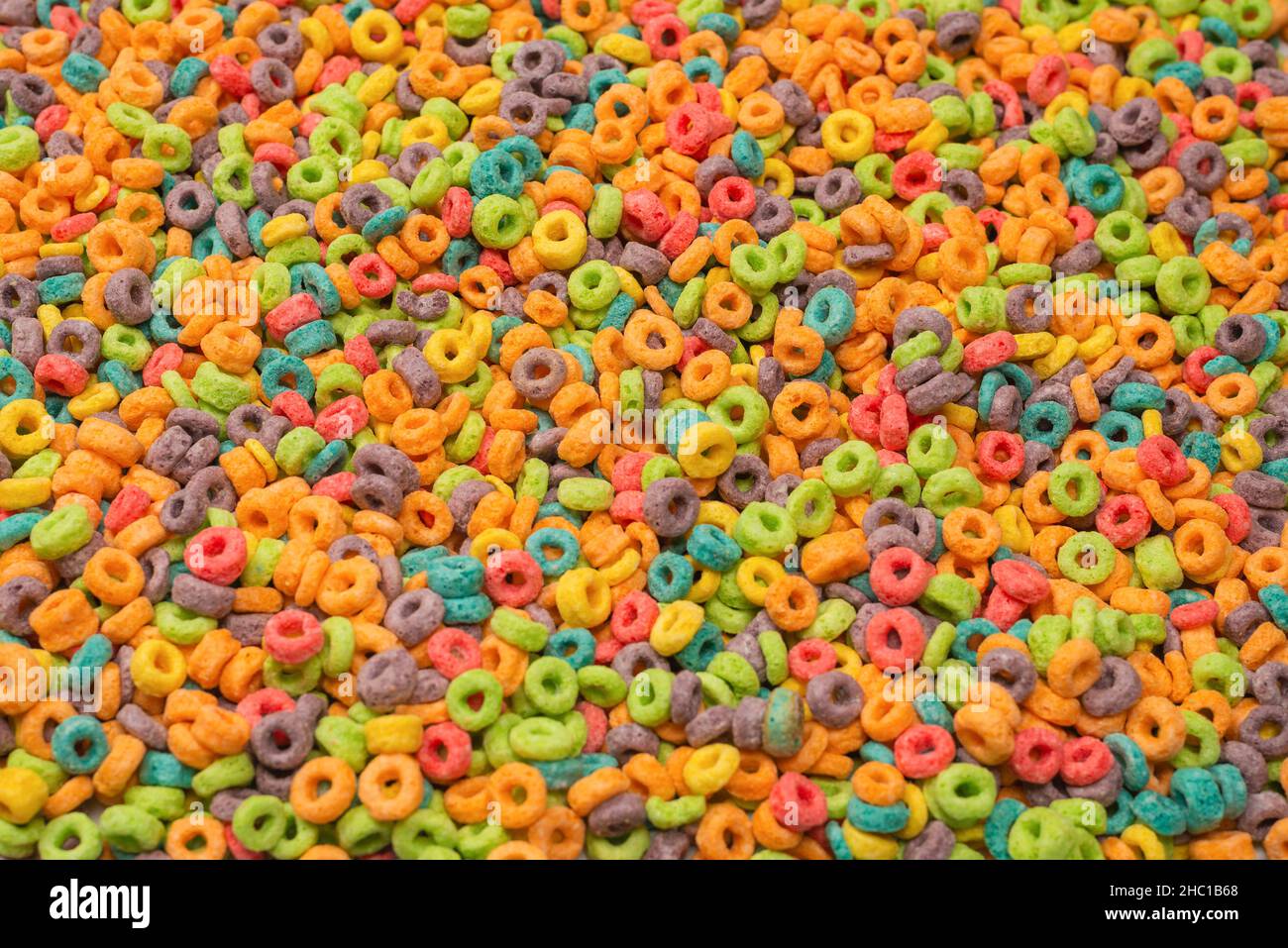 Dolci fiocchi multicolore, anelli di cereali come sfondo. Foto Stock
