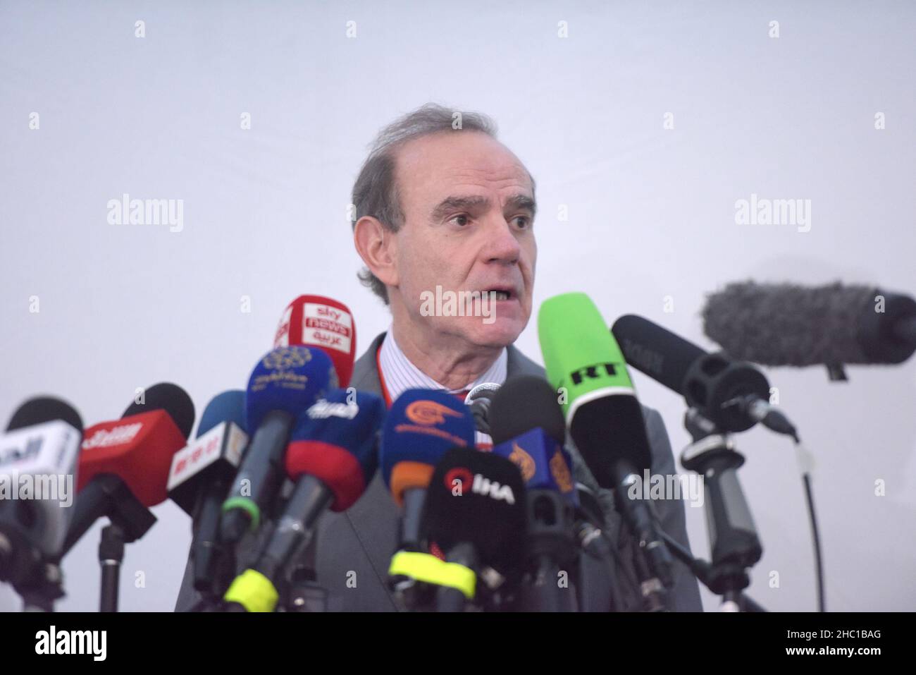 Vienna, Austria. 17th Dic 2021. Enrique Mora, vice segretario generale del Servizio europeo per l'azione esterna, parla ai giornalisti dopo una riunione della Commissione mista del piano d'azione globale congiunto (JCPOA) a Vienna, Austria, il 17 dicembre 2021. Venerdì si è conclusa la settima tornata dei colloqui nucleari in Iran. L'obiettivo dei colloqui è quello di riprendere l'attuazione del piano d'azione comune globale (JCPOA), denominato anche accordo nucleare del 2015. Credit: Guo Chen/Xinhua/Alamy Live News Foto Stock