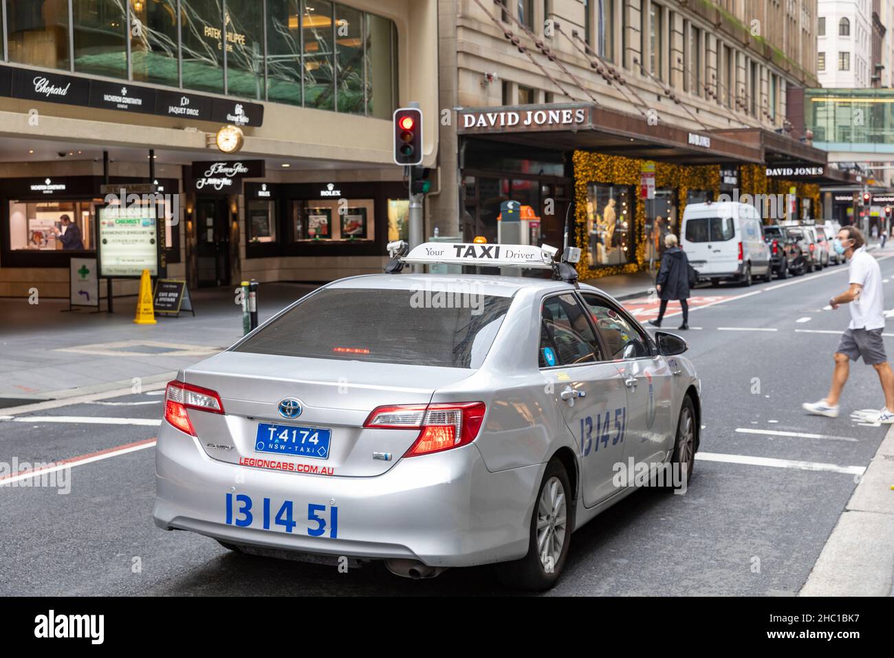 Taxi di Sydney, una macchina toyota, in Castlereagh Street nel centro di Sydney in direzione dei grandi magazzini David Jones, Sydney, Australia Foto Stock