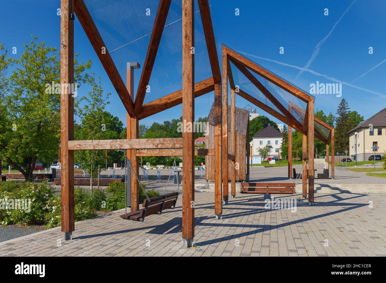 Moderne installazioni in legno sulla piazza principale della città. Polva, Estonia. Foto Stock