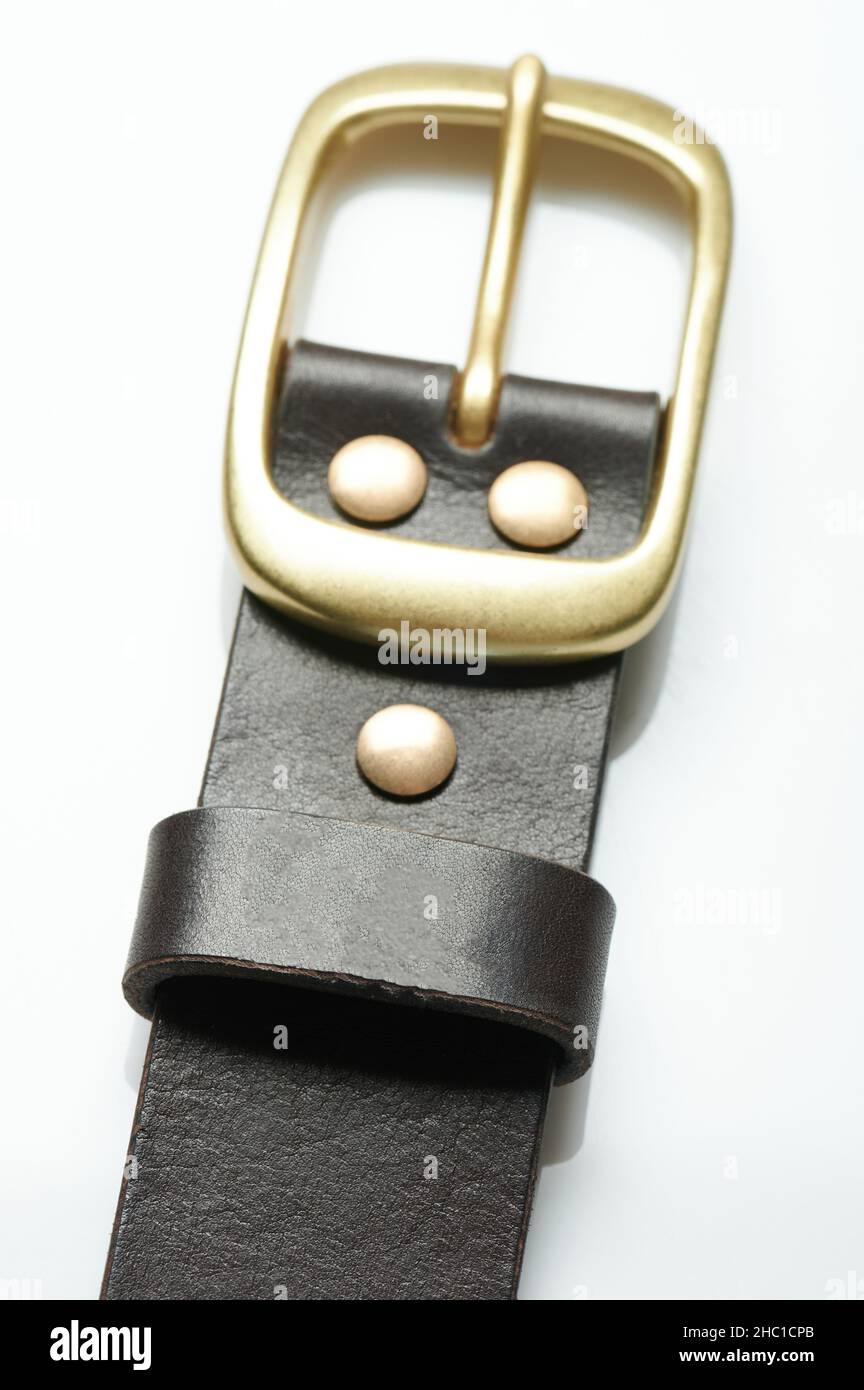 Cintura con fibbia in metallo in pelle marrone macro vista ravvicinata Foto Stock