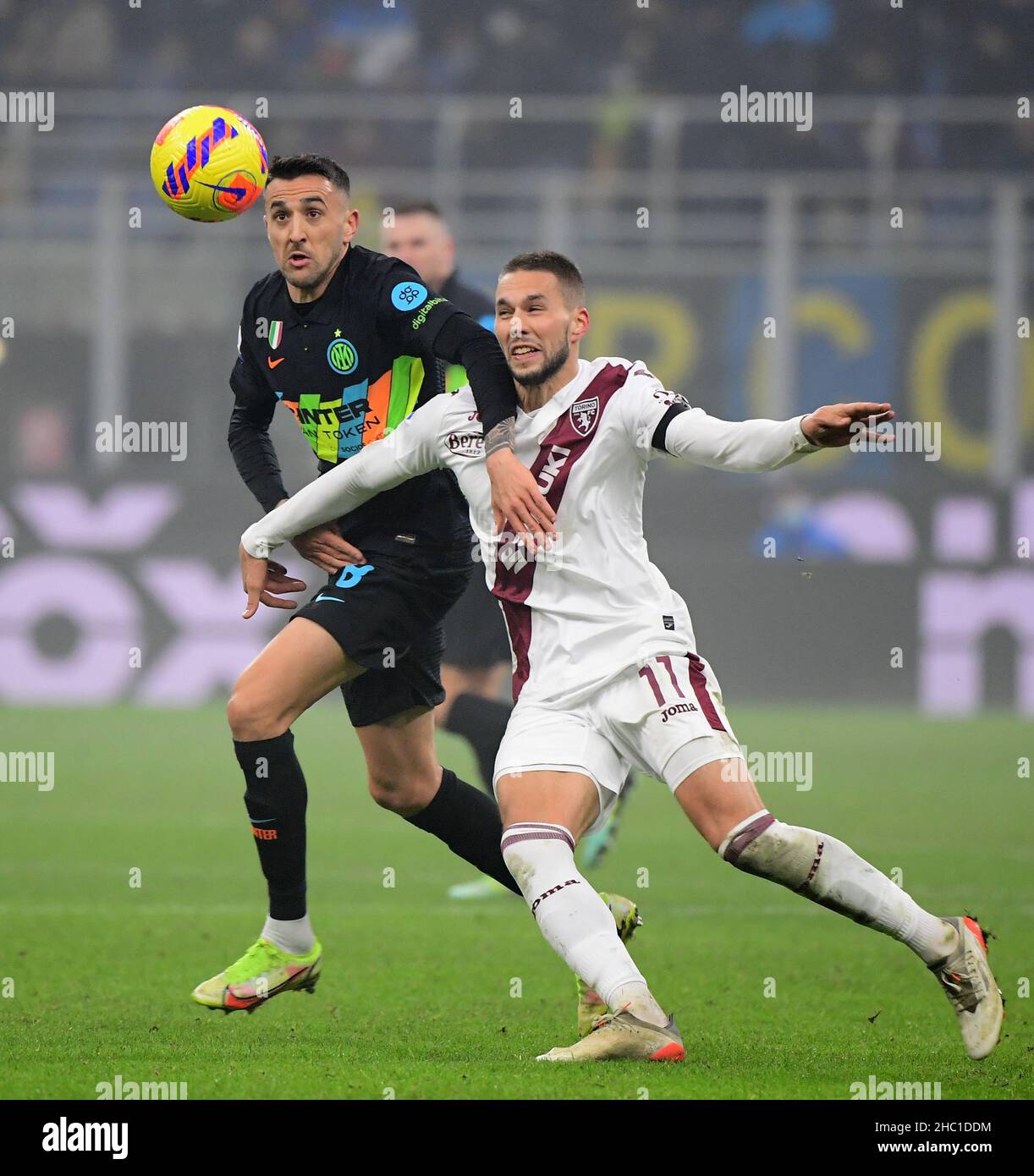 Milano, Italia. 22nd Dic 2021. Matias Vecchio (L) del FC Inter vibra con Marko Pjaca durante una partita di calcio del 22 dicembre 2021 tra FC Inter e Torino a Milano. Credit: Str/Xinhua/Alamy Live News Foto Stock