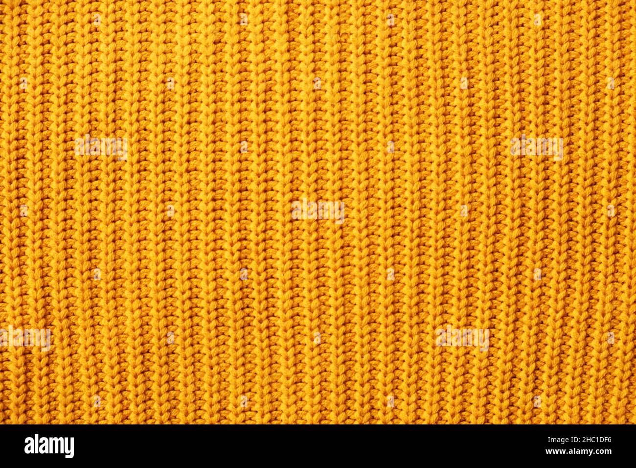 Maglia arancione calda a righe sfondo minimalista. Foto Stock