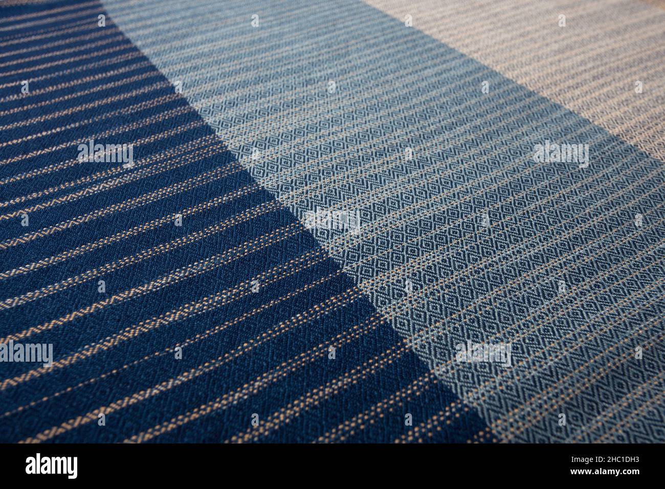 Primo piano di tessitura di scialle tessute a mano, tinto indaco di cotone tailandese Foto Stock