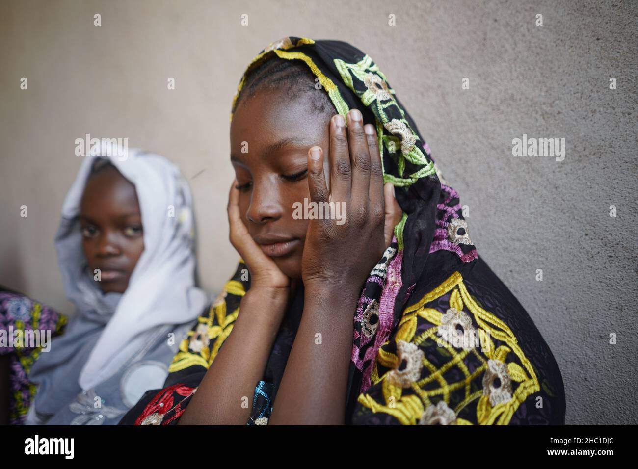 Due ragazze africane nere con un’espressione triste e preoccupata sul loro volto che anticipano un destino incerto; l’equità di genere, il concetto di svantaggio di genere Foto Stock