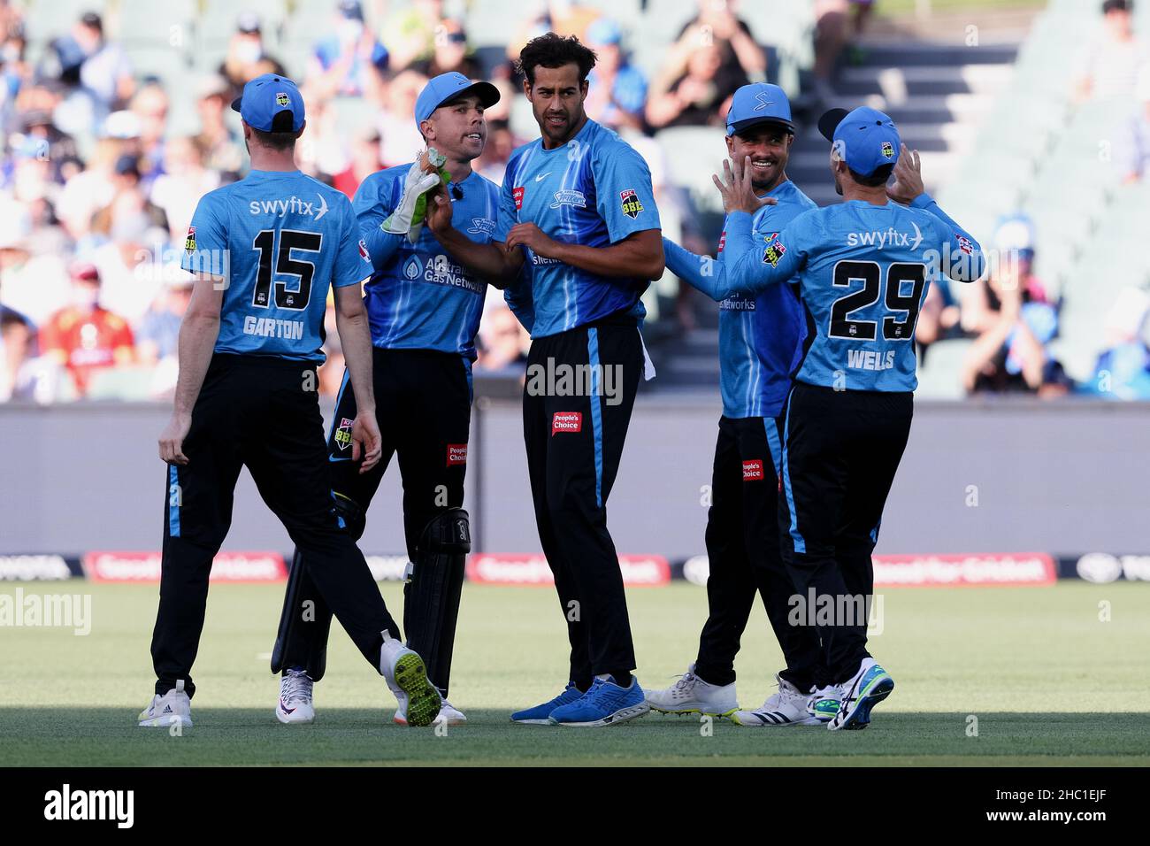 Adelaide, Australia, 23 dicembre 2021. Chris Lynn di Brisbane Heat catturato da Harry Nielsen di Adelaide Strikers ha bowled Wes Agar di Adelaide Strikers durante la partita di cricket della Big Bash League tra Adelaide Strikers e Brisbane Heat all'Adelaide Oval il 23 dicembre 2021 ad Adelaide, Australia. Credit: Peter Mundy/Speed Media/Alamy Live News Foto Stock